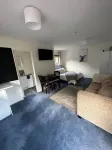 Country cottage close to airport (pet friendly)