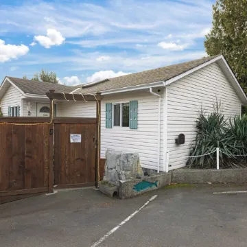 Oceanfront Cottage: Private Dock, Beach Access, Hot Tub, BBQ & Free Kayaks