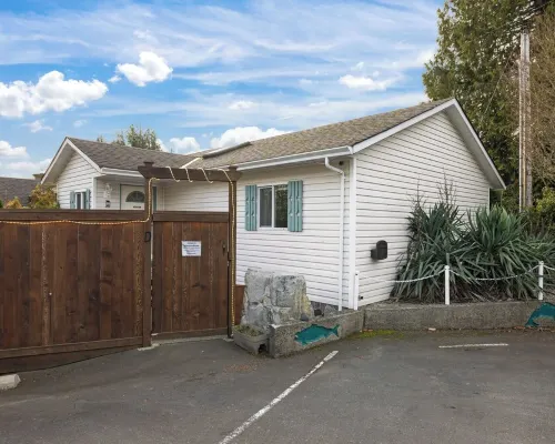 Oceanfront Cottage: Private Dock, Beach Access, Hot Tub, BBQ & Free Kayaks スークのホテル
