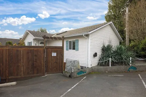 Oceanfront Cottage: Private Dock, Beach Access, Hot Tub, BBQ & Free Kayaks Hotels in Sooke