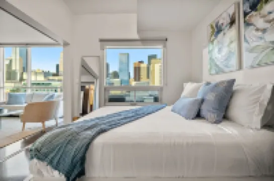 Chic Luxe 2BD + Free Parking-Central Downtown Gem ロイヤル・サンオルタ・パーク周辺のホテル