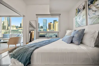 Chic Luxe 2BD + Free Parking-Central Downtown Gem