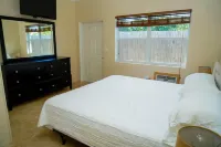 Salty Life - 1 bed, 1 bath with golf cart. 1 minute to the beach Hotel a 