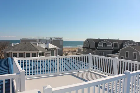 North Beach: Vacation Comfort Steps from the Beach Отели рядом с достопримечательностью «Бичфронт»