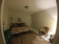 Beautiful private spacious lower flat. Short walk to downtown, close to all. Hotels in der Nähe von Macomb County Historical Society