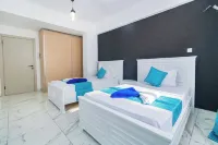 3br Luxurious apt facing beach and central to all amenities/entertainment!