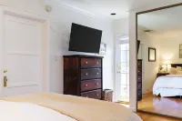 West la 2Br/2BA Designer Retreat,   Near Santa Monica, Ucla, Culver City, SoFi Hotels in West Los Angeles