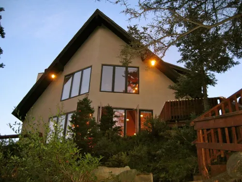 Picture Perfect Luxury Red River Ski Chalet ON THE RIVER w/ HOT TUB