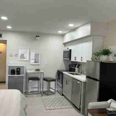 Newly Remodeled Condo walking distance to The Gardens @ El Paseo to shop & dine. Rooms