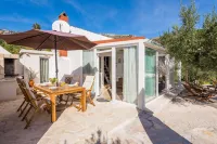 Private, heated pool - family home with stunning view Hotels in Bol