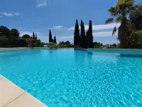 Beautiful Provencal house, 100m². Magnificent sea view, Swimming pool, Spa, Golf Hotéis em Ceyreste