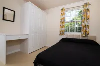 THE COTTAGE, SAINT DAVIDS, CHRIST CHURCH, BARBADOS modern 1 bed villa with pool Hotels in 