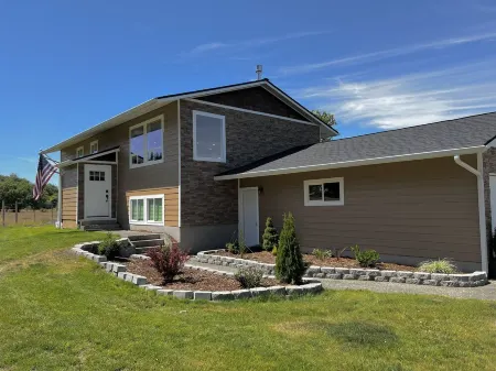 Unique Renovated 4 Bedroom Home on Private Corner Lot Отели рядом с достопримечательностью «Парк Тилликум»