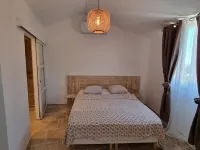 Beautiful Provencal house, 100m². Magnificent sea view, Swimming pool, Spa, Golf Hotéis em Ceyreste
