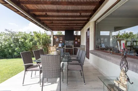 Lux Big House &Garden Las Condes peace in the city Отели рядом с достопримечательностью «Clinica Las Condes»