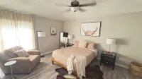 Cozy Hollyberry!  With backyard getaway!