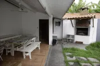 Comfortable beach house with pool, terrace, barbecue, 300m from the beach Hotels in Sao Sebastiao