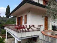 Villa on the hill with parking, garden, panorama Hotels in Massarosa