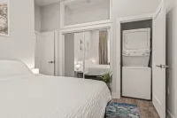 Artistic King Bed Apt w/Free Parking Built in 2023