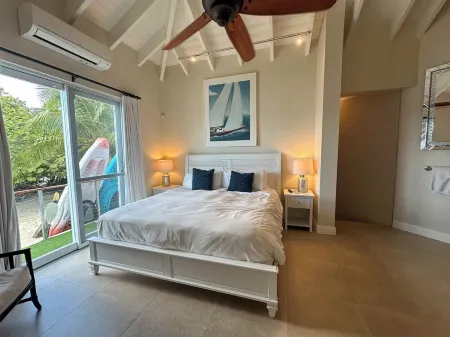 ONE BEACH ROAD; 6 Bedroom, 5 1/2 Bath Beachfront Oasis St Thomas VI Отели рядом с достопримечательностью «Terminal 1 of Cyril E. King Airport»