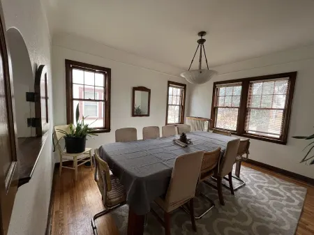 Hygge House: fireplace and garage Отели в г. Хеннепин