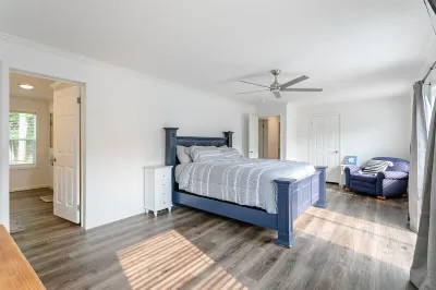 Beautiful Canandaigua Lake view - Family friendly! 4 Season Home - Fall Foliage! Các khách sạn gần Mayflowers Nursery & Garden