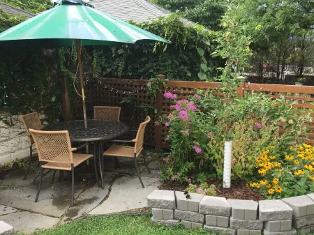 Lovely Uptown Mpls apartment! Отели рядом с достопримечательностью «Park Nicollet Eye Care and Optical Store St. Louis Park»