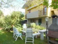 Flat with garden closed to see Hotels in Seravezza