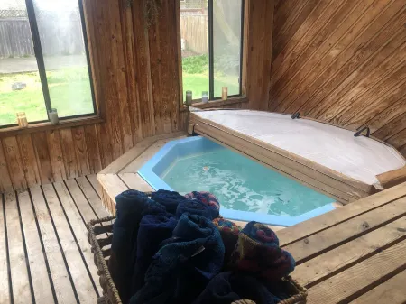 Restful Hot Tub Oasis in heart of University Place Отели в г. Юниверсити Плейс