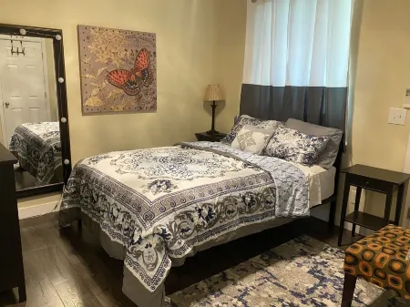 Upscale Modern Private Cottage Отели в г. Киркланд