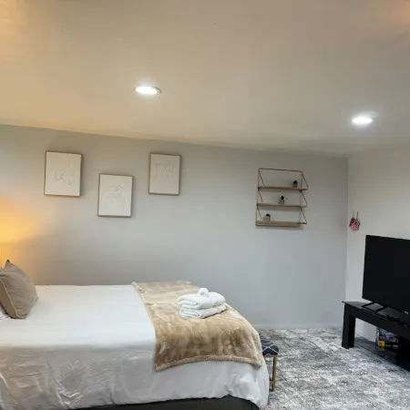 Clean City Studio near DTLA w/ Private Yard & FREE Parking Отели рядом с достопримечательностью «Монтерей Парк Рекреэйшен»
