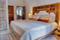 "Casa Bonita" Spacious 5BR with Pool! 5 min Walk to Beach!