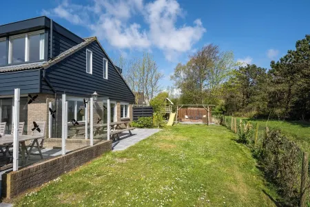 Child Friendly, 5 bedrooms, 2 bathrooms, 3 Toillets, Sauna, large garden Отели рядом с достопримечательностью «Lighthouse Texel»