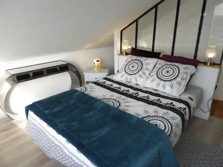 Adorable apartment, completely renovated, bright, 8m² terrace, lovely view. Отели рядом со станцией Train Station of Lisieux