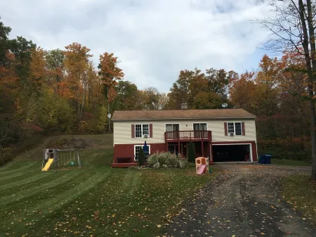 2400sf Secluded Family Mountain House 16 Acres- 2 Min to Jiminy Peak- Near Lenox