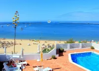 Sunny ap. with pool for 2 people (+2 young) right on the sea in a prime location