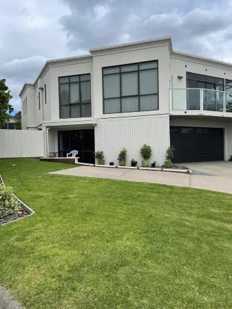 Quiet restful unit with seaviews Отели в г. Уангапараоа