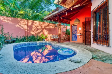 Tropical Oasis, Steps From Beach, Cafés, Shops. Private Pool. Walk Everywhere.