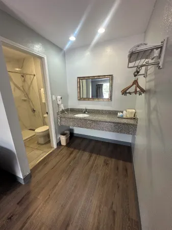 Key West Inn - Clanton Отели в г. Клантон