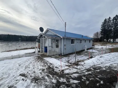 Escape to a Peaceful Waterfront Cottage with an Amazing View on the Lake-fishing Отели в г. Боюман