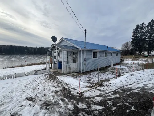 Escape to a Peaceful Waterfront Cottage with an Amazing View on the Lake-fishing