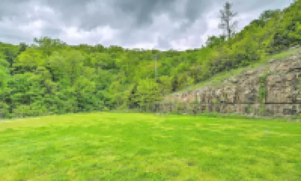 Cozy Branson Retreat w/ Balcony, 2 Mi to 76 Strip