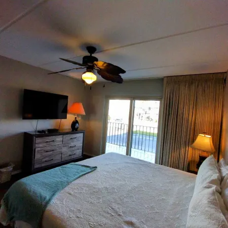 Beachview 206 Minium 2 Bedroom Condo by RedAwning