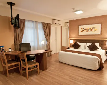 Summit Hotel Monaco โรงแรมในกัวรูลโฮส