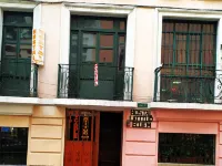 Hostal Latitud Ecuem โรงแรมใกล้บาซิลิกา