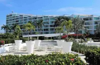 Condo Arian  by Trvl2HM - parking