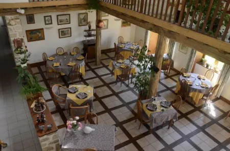 Auberge la Source - Logis Hôtels Отели в г. Шайяк-Сюр-Вьен