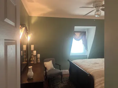 2Br Private Victorian Apartment in City Location on Half Acre Sleeps 5 Hotels near Barrett Art Center