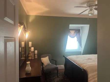 2Br Private Victorian Apartment in City Location on Half Acre Sleeps 5