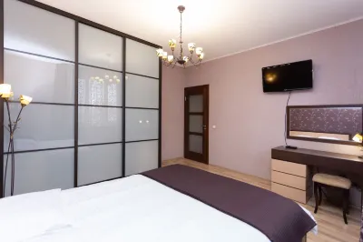 MinskLux Apartments 2 Bedrooms - 100 Sqm Hoteller i Lyeninski Rayon
